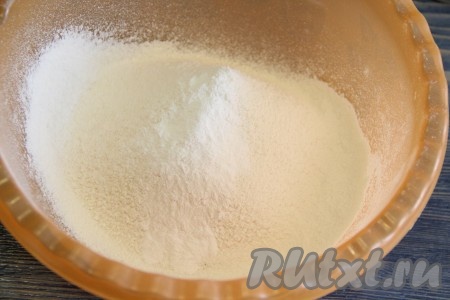 400 грамм муки просеять в объёмную миску и смешать с разрыхлителем.