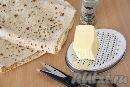 Подготовить продукты. Я делала чипсы из лаваша с сыром и грибной приправой.