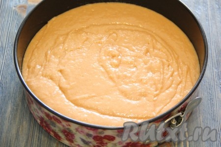 Выложить тесто в форму для выпечки, смазанную растительным маслом.