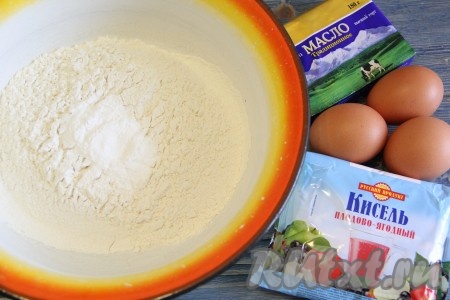 В просеянную муку всыпать разрыхлитель и перемешать.