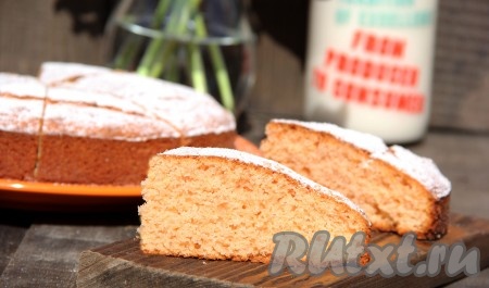 Вот так красиво в разрезе выглядит пирог из сухого киселя. Он получается рассыпчатым, просто тает во рту.