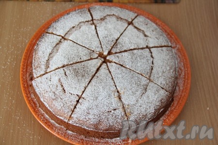 Выпечку слегка остудить, достать из формы, по желанию посыпать сахарной пудрой. 