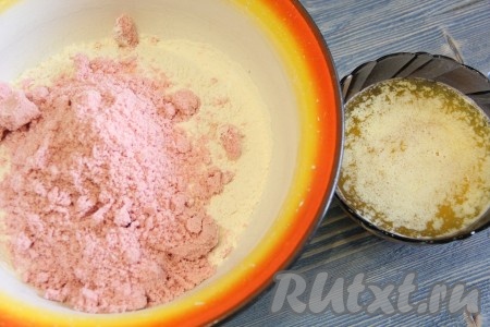 Раскрошив сухой кисель, добавить его в муку.