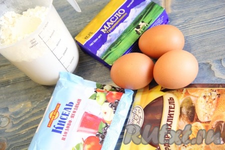 Подготовить продукты. Сливочное масло растопить и слегка остудить.
