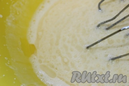 С помощью миксера взбить массу до появления пузырьков.