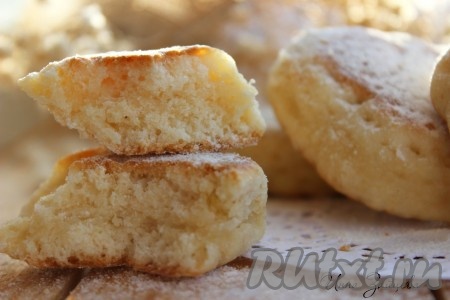 Готовое печенье снять со сковороды, дать остыть, а затем, по желанию, посыпать сахарной пудрой. Подавать изумительно вкусное печенье к чаю или к кофе, а особенно вкусно с холодным молоком. Вот так на скорую руку можно приготовить чудесное лакомство для маленьких и взрослых. 
