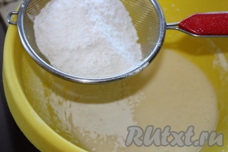 Затем небольшими порциями всыпать просеянную с разрыхлителем муку, тщательно перемешивая.
