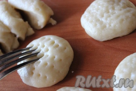 Полученные кусочки скатать в шар, размером чуть больше грецкого ореха, затем приплюснуть, но не слишком тонко. По желанию на печенье можно нанести узор при помощи вилки.