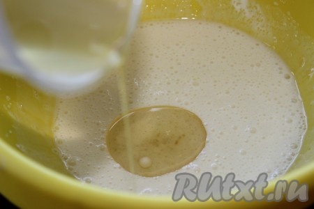Затем влить растительное масло, еще раз взбить в течение 3-5 минут.