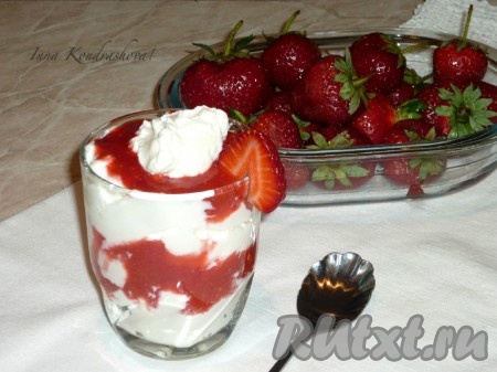 Десерт из клубники и творога