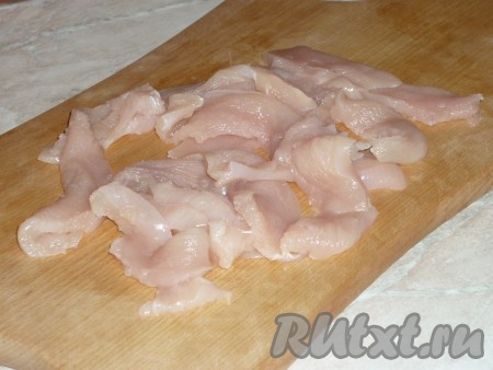 Куриное филе вымыть холодной водой, обсушить и нарезать длинными, достаточно тонкими полосками.&nbsp;

