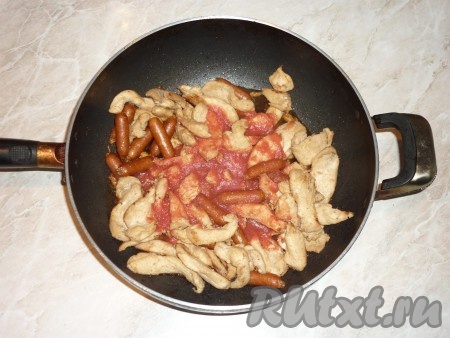 У меня сосиски небольшого размера, копчёные и остренькие. Жарить пару минут, затем влить томатный сок. Если нужно, посолить, поперчить по вкусу.&nbsp;
