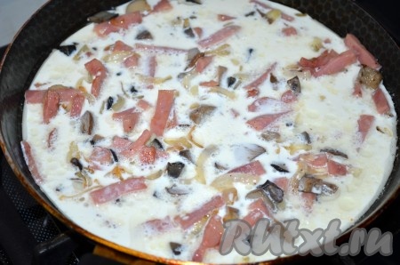 Влить к ветчине и грибам сливки, посолить, поперчить, довести до кипения, уменьшить огонь и проварить пару минут. Огонь выключить.
