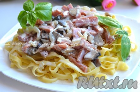 Отварить макароны в соответствии с инструкцией на упаковке. При подаче можно перемешать пасту с ветчиной и грибами, а можно выложить ее на тарелку, сверху поместить ветчину с грибами и залить сливочным соусом. Украсить зеленью и сразу подавать к столу. Очень вкусно, попробуйте!
