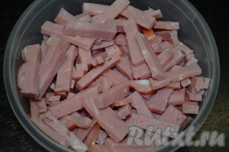 Нарезать ветчину кубиками или соломкой.
