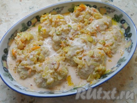 Влить воду, тщательно перемешать до однородности. Залить этим томатно-сметанным соусом ленивые голубцы.
