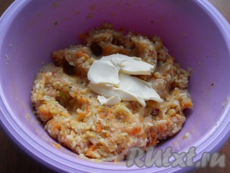 Фарш тщательно вымешать и добавить размягченное сливочное масло.