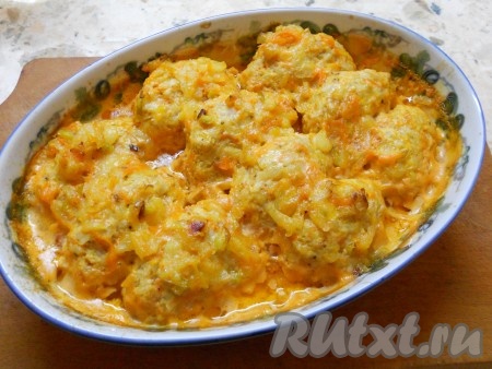 Накрыть форму с голубцами фольгой, готовить в разогретой до 180 градусов духовке 30 минут, после чего фольгу убрать, запекать ленивые голубцы еще 15 минут.