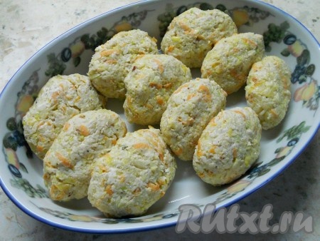 Разместить подваренные голубцы в форму для запекания, желательно керамическую.