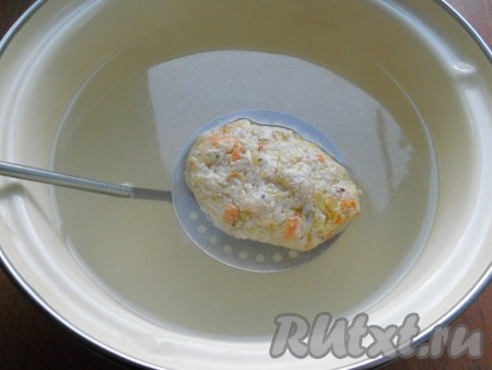 В кастрюле вскипятить воду, выкладывать каждую котлету на ложку-шумовку и опускать в кипящую воду на 30-40 секунд. Это делается для того, чтобы при готовке голубцов в томатно-сметанном соусе они не развалились и полностью им пропитались. Если их не опускать в воду, а обжаривать, то будет образовываться корочка, которая не даст соусу проникнуть внутрь ленивых голубцов.
