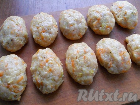 Влажными руками сформировать продолговатые (или круглые) котлетки.