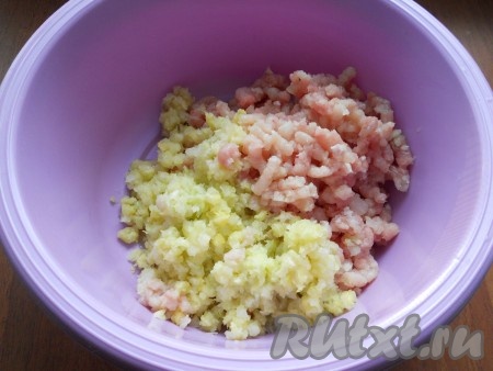 К фаршу добавить перекрученную на мясорубке белокочанную капусту.