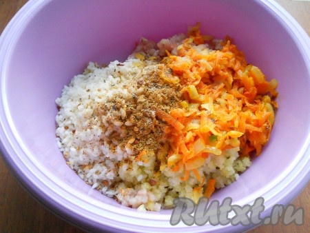 К фаршу с капустой добавить рис, обжаренные овощи, соль, специи.
