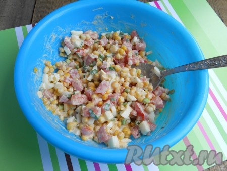 Получившуюся заправку добавить в салат и перемешать.
