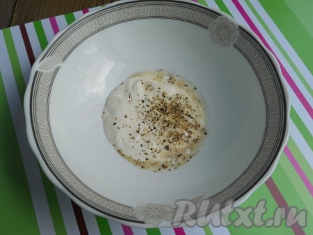 Для приготовления заправки в сметану влить лимонный сок, посолить, поперчить, добавить щепотку сахара и&nbsp;перемешать.
