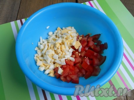 Яйца отварить вкрутую, остудить и очистить. Помидоры нарезать небольшими кубиками (обязательно нужны твердые помидоры), яйца порубить.
