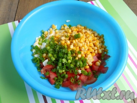 Добавить к яйцам и помидорам измельченный зеленый лук и консервированную кукурузу.