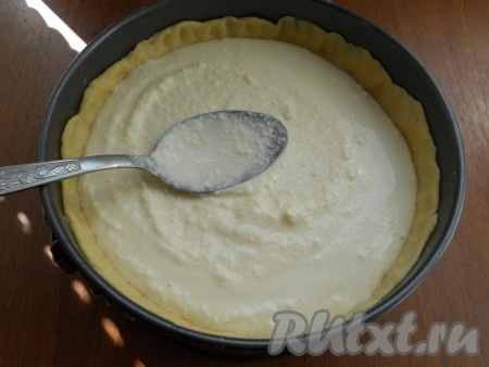 Далее выложить творожную начинку, разровнять.