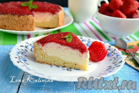 Пирог с творогом и клубникой