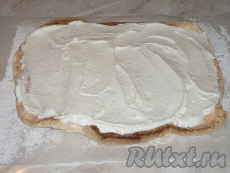 На остывший меренговый корж выложить получившийся творожный крем и равномерно распределить его по всей поверхности.