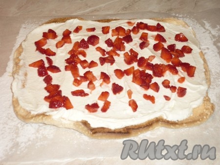 Клубнику (или другие ягоды, фрукты) помыть, обсушить, нарезать на мелкие кубики и разложить поверх творожного крема.&nbsp;