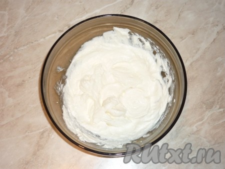 С помощью погружного блендера взбить творожную массу до кремообразного состояния.&nbsp;