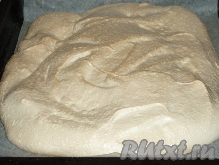 Выпекать меренговый корж при температуре 180 градусов около 15 минут. Сверху появится золотистая корочка, а внутри меренга должна остаться мягкой, как суфле.&nbsp;