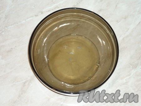 Яйца достать из холодильника. Белки аккуратно отделить от желтков (очень важно, чтобы ни одна капля желтка не попала в белковую массу, иначе белки хорошо не взобьются). Желтки нам в этом рецепте не понадобятся. Холодные белки поместить в чистую, сухую ёмкость, в которой будете взбивать миксером.&nbsp;