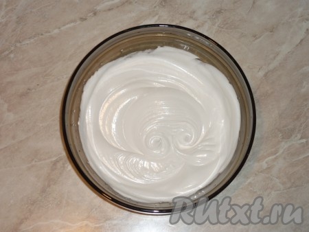 Взбить белки на максимальной скорости миксера в пену в течение 2-3 минут. Затем, не переставая взбивать миксером, частями добавить сахар. Взбивать на максимальной скорости миксера минут 9-10 (до стойких пиков).