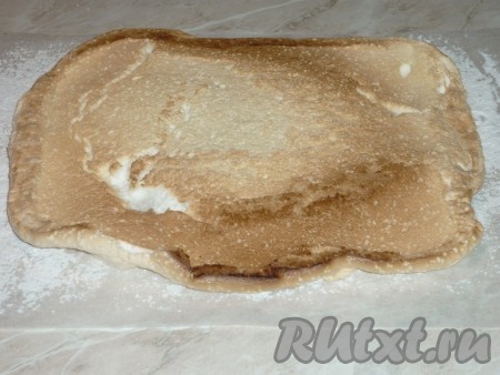 Готовый корж вынуть из духовки и выложить на новый лист пергамента, притрушенный сахарной пудрой. Снять пергамент, на котором выпекался меренговый корж. Оставить корж полежать на 10-15 минут (до полного остывания).&nbsp;