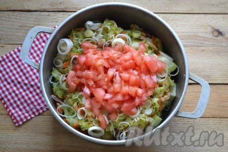 Выкладываем помидоры поверх грибов и овощей, всыпаем соль, душистый молотый перец и добавляем лавровый лист. Вливаем воду и ставим рагу на минимальный огонь. Тушим под закрытой крышкой 45 минут. Перед подачей необходимо аккуратно перемешать (не сломайте структуру картофеля при перемешивании - он должен остаться целеньким), вынуть лавровый лист.