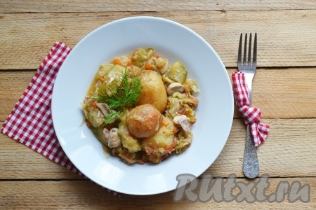 Аппетитное, очень вкусное и ароматное овощное рагу с кабачками и грибами можно подавать на стол, предварительно добавив веточку зелени.
