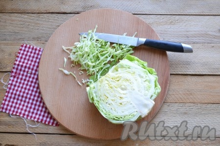 На сковороде разогреваем немного масла, выкладываем тонко нашинкованную капусту, обжариваем её несколько минут, не забывая иногда помешивать.&nbsp;
