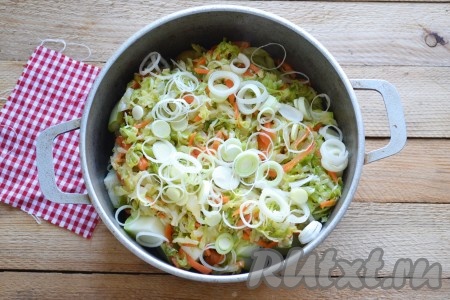 Лук порей нарезаем кольцами и добавляем в кастрюлю к овощам.
