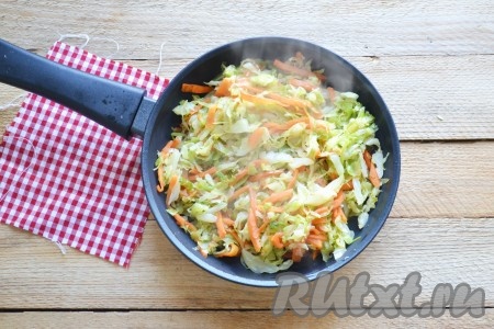 Затем добавляем морковь, нарезанную соломкой, и, помешивая, доводим до мягкого состояния овощей.
