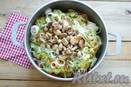 Обжариваем грибочки на сковороде в небольшом количестве масла 2-3 минуты, периодически помешивая лопаткой, затем выкладываем в кастрюлю к овощам.&nbsp;
