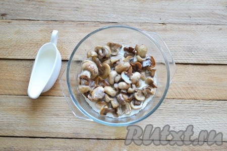 Вливаем в шампиньоны сливки (жирность сливок по желанию), по вкусу добавляем соль и перец, перемешиваем. 

