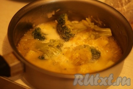 Отварить овощи в течение 10 минут после закипания. Добавить молоко, соль и перец.