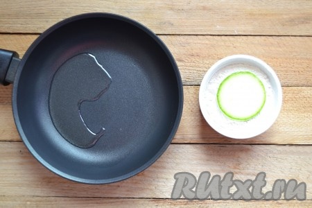 Нагреваем сковороду и вливаем растительное масло. Кружки кабачка обваливаем в муке с двух сторон и выкладываем в прогретое масло на сковороду.&nbsp;