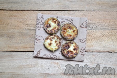 Обжаренные кабачки выкладываем на бумажные салфетки, чтобы убрать лишний жир. Таким образом жарим все кружочки кабачка и даём им немного остыть.